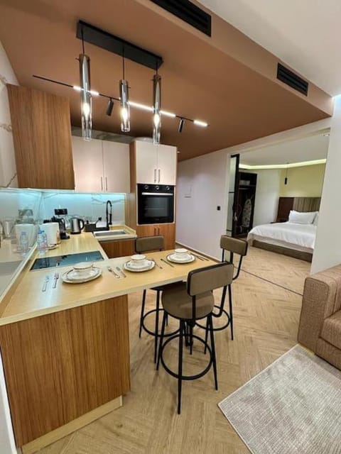 Kitchen or kitchenette, Dining area, oven