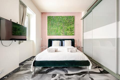 Bed, TV and multimedia, Evening entertainment, Bedroom