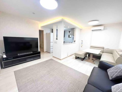 Communal lounge/ TV room, TV and multimedia, Living room, Seating area, Evening entertainment, air conditioner