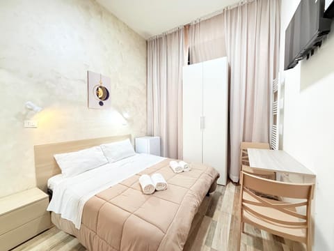 Bed, TV and multimedia, Photo of the whole room, Bedroom, towels, wardrobe