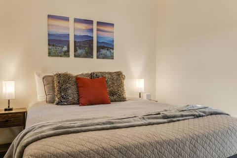 Mountain View, Secluded Lodge, Forest Escape House in Buncombe County