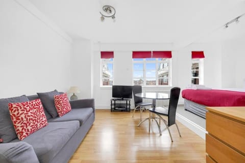 Bed, TV and multimedia, Living room, Photo of the whole room, Seating area, Dining area
