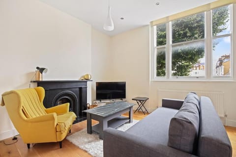 Communal lounge/ TV room, Bed, TV and multimedia, Living room, Seating area
