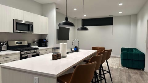 New Built Apartment Sleeps 8 Apartment in Chicago