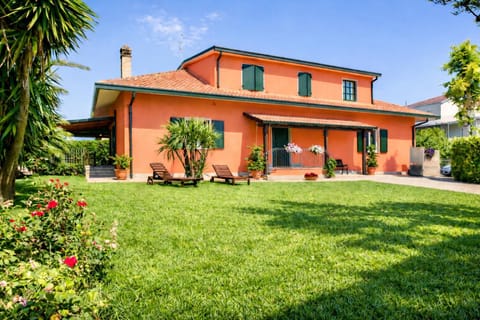 Property building, Day, Natural landscape, Garden, Garden view