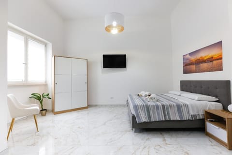Bed, TV and multimedia, Photo of the whole room, wardrobe