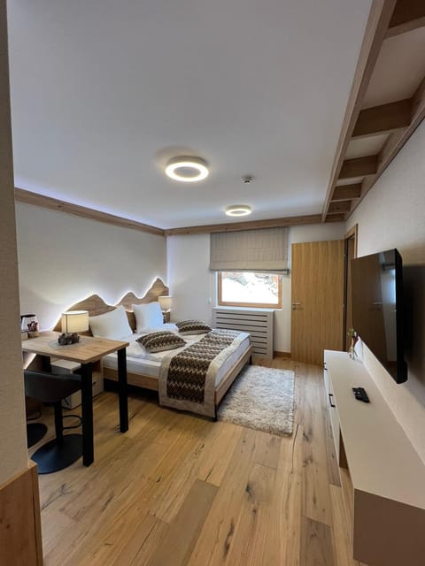 Communal lounge/ TV room, Bed, TV and multimedia, Living room, Seating area