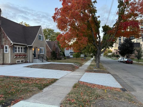 Property building, Day, Neighbourhood, Street view, Parking