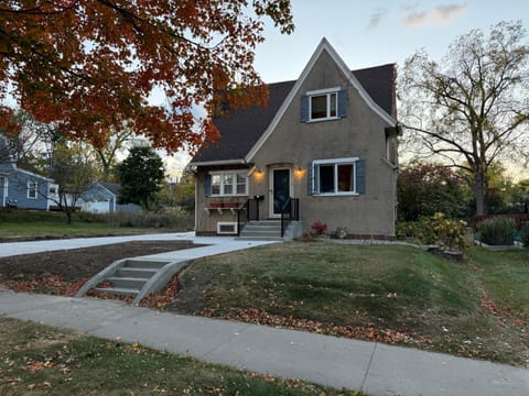 Property building, Day, Neighbourhood, Natural landscape, Street view, Quiet street view