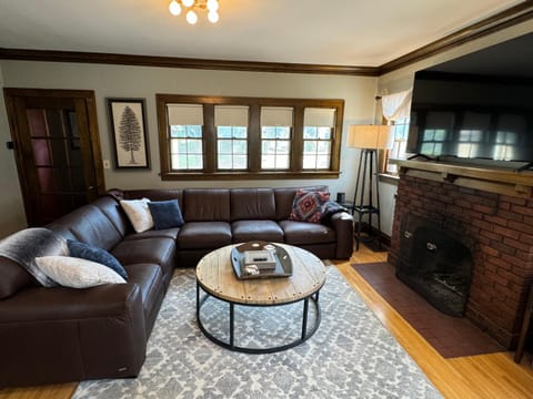 TV and multimedia, Living room, Seating area, fireplace
