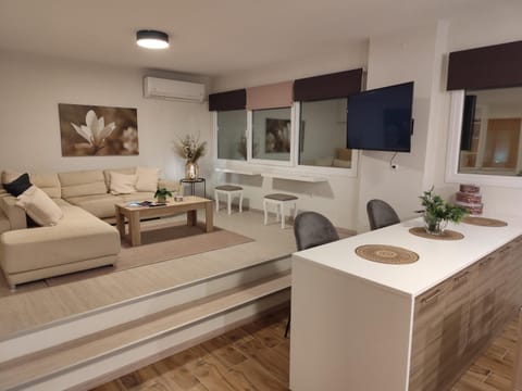 TV and multimedia, Living room, Evening entertainment, air conditioner