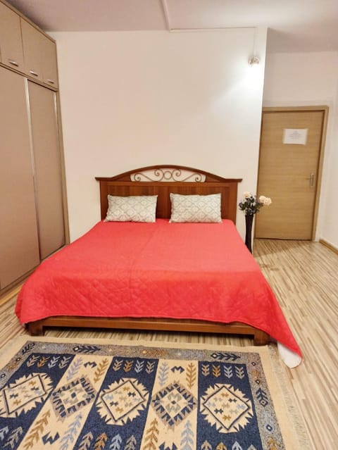 Photo of the whole room, Bedroom, Family