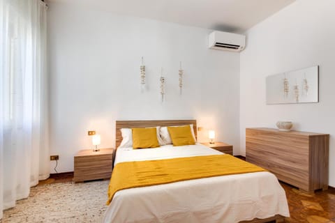 Bed, Photo of the whole room, air conditioner