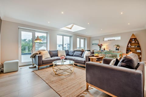 High Tides Elegant & Modern 4-Bedroom Villa in Sandbanks Villa in Poole