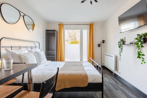 Bed, TV and multimedia, Photo of the whole room, Bedroom