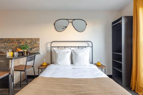 Bed, Photo of the whole room, Bedroom, wardrobe