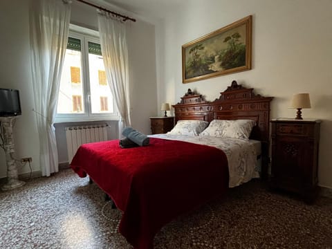 Bed, TV and multimedia, Bedroom