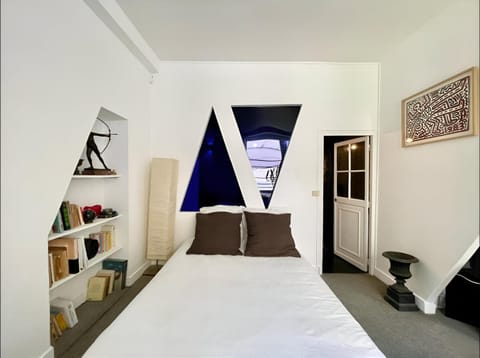 Photo of the whole room, Bedroom