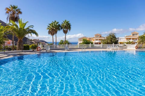 Swimming pool, sunbed