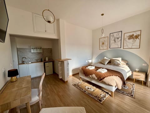 Bed, Photo of the whole room, Decorative detail, Seating area, Bedroom