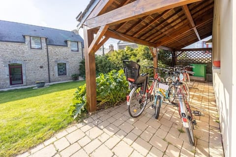 Grande longère rénovée spacieuse et lumineuse House in Étel