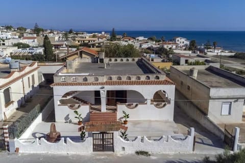 Property building, Day, Sea view, Location