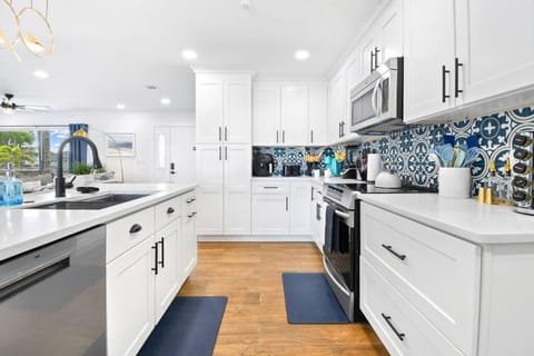 Tranquil Retreat heated pool, spa, & pool table Apartment in Apollo Beach