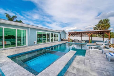 Tranquil Retreat heated pool, spa, & pool table Apartment in Apollo Beach