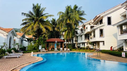 Property building, Garden, Garden view, Pool view, Swimming pool, sunbed