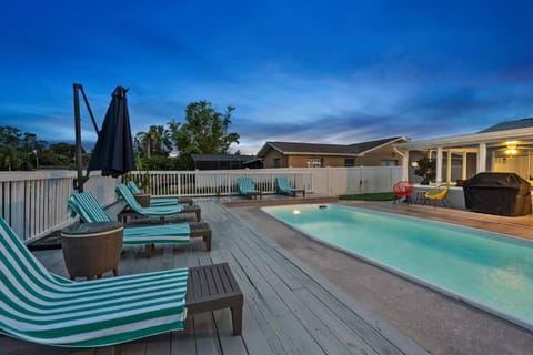 Waterfront Escape 5Bed, 3Bath, Heated Pool Apartment in Town N Country