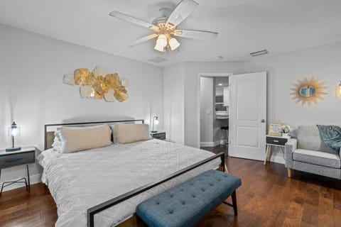 Waterfront Escape 5Bed, 3Bath, Heated Pool Apartment in Town N Country