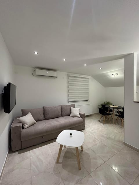TV and multimedia, Living room, Seating area, air conditioner