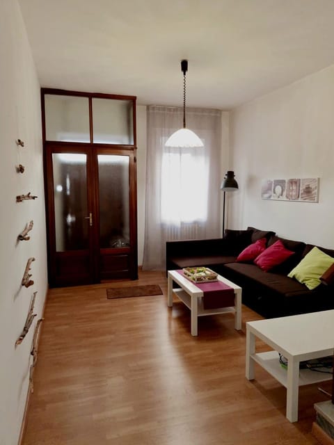 Bed, Seating area