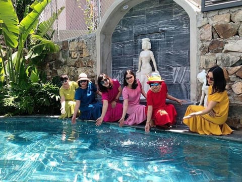 Off site, Swimming pool, group of guests