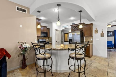 Kitchen or kitchenette, minibar