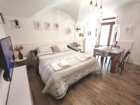 Bed, TV and multimedia, Photo of the whole room, Seating area