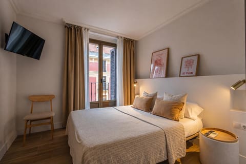 Bed, TV and multimedia, Bedroom
