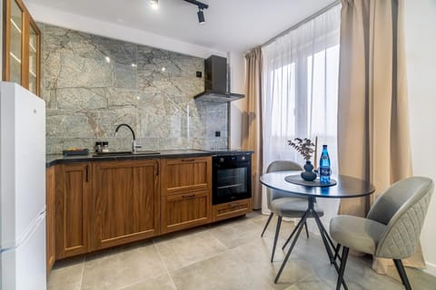 Kitchen or kitchenette, Dining area, minibar, oven, stove