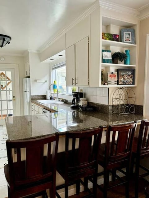 Dining area, minibar