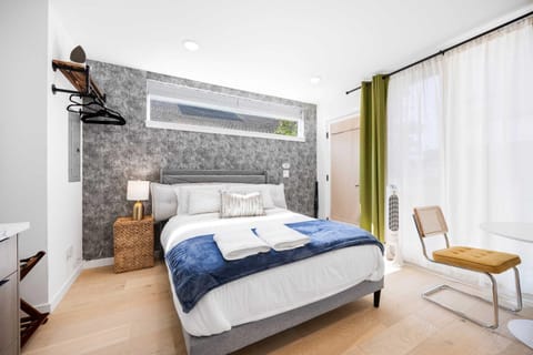 Brand New Eastlake Studio - SLU UW Shops & Eats House in Lake Union