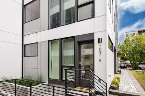 Brand New Eastlake Studio - SLU UW Shops & Eats House in Lake Union