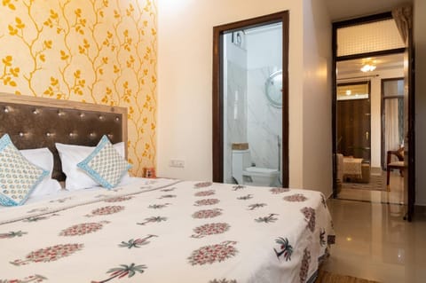 Bed, Bathroom, Photo of the whole room, Bedroom