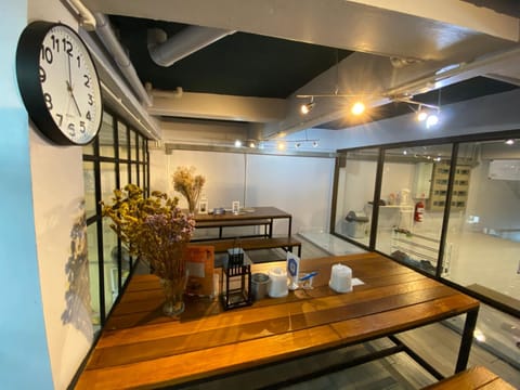 Living room, Seating area, Dining area, internet