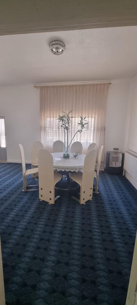 Seating area, Dining area