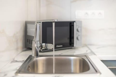 Spacious Athens Apt Large Balcony 200m to Metro Apartment in Athens