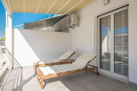 Balcony/Terrace, sunbed