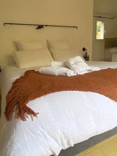 Bed, towels