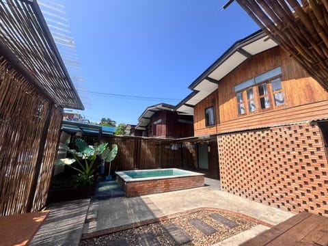 Property building, Day, Balcony/Terrace