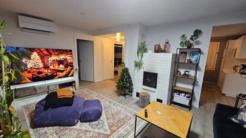 Communal lounge/ TV room, TV and multimedia, Living room, Seating area, Evening entertainment, air conditioner