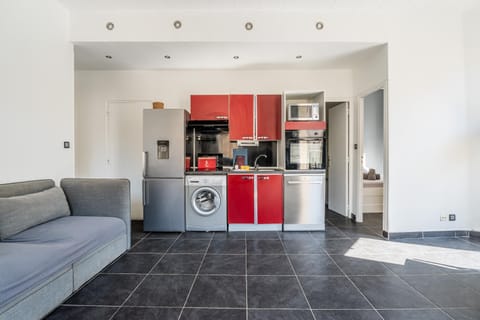 Kitchen or kitchenette, Living room, dishwasher, oven, stove, toaster, washing machine